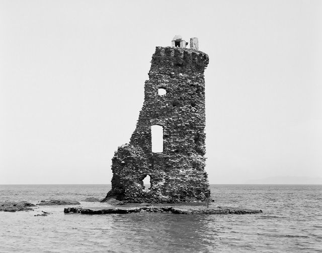 Giancarlo Pradelli Milano foto in bianco e nero di rudere di castello in mezzo all'acqua