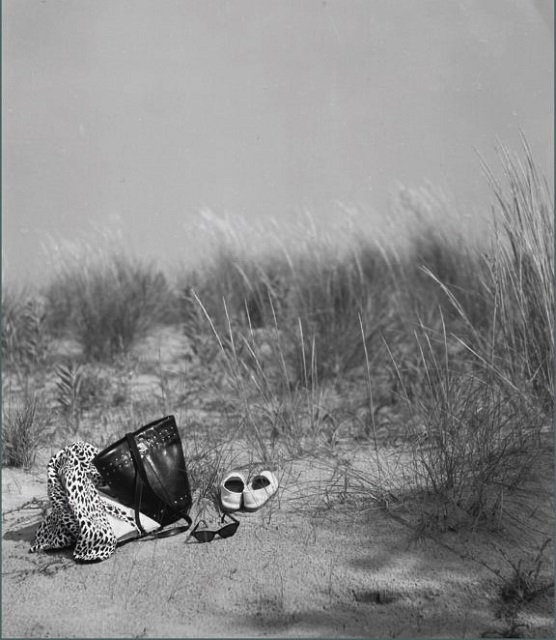 Giuseppe Cavalli Trani foto in bianco e nero di scarpe occhiali e borsa sulla spiaggia