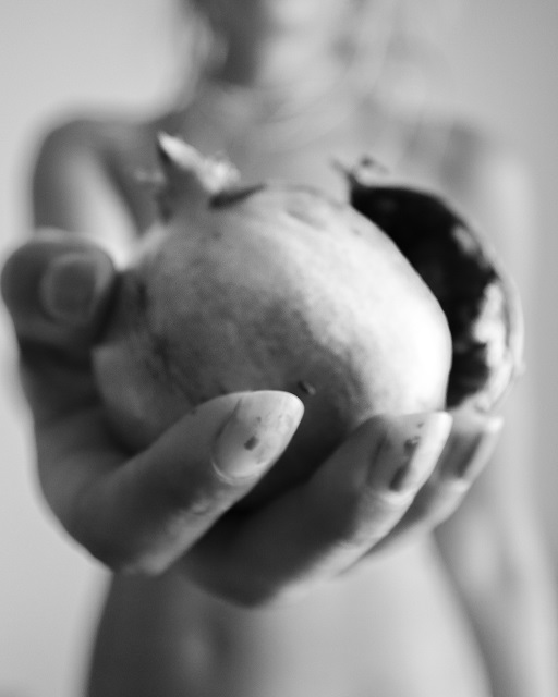 Ljdia Musso Noto foto in bianco e nero di donna che tiene in mano un melograno