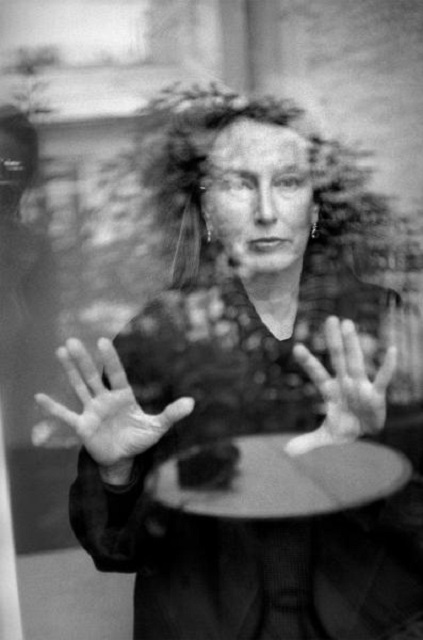 Martine Frank Bard foto in bianco e nero di donna attraverso vetro