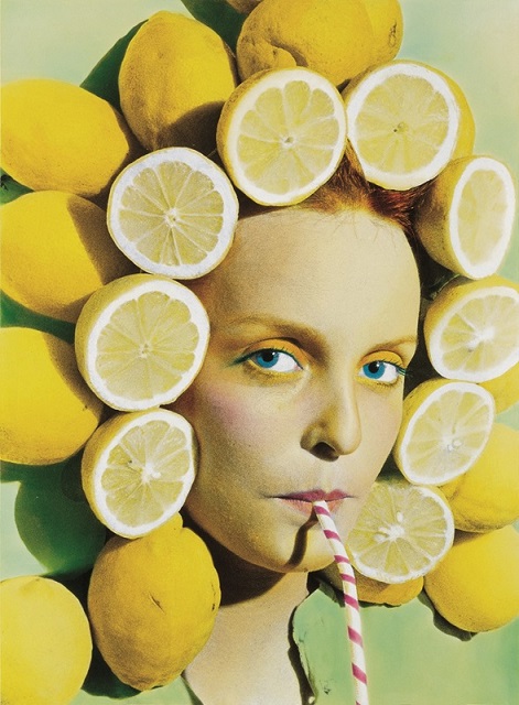 Ouka Leele Roma foto a colori di donna con copricapo di limoni