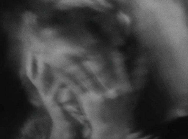 Patrick Mimran Venezia foto in bianco e nero sfocata di donna con le mani sul viso