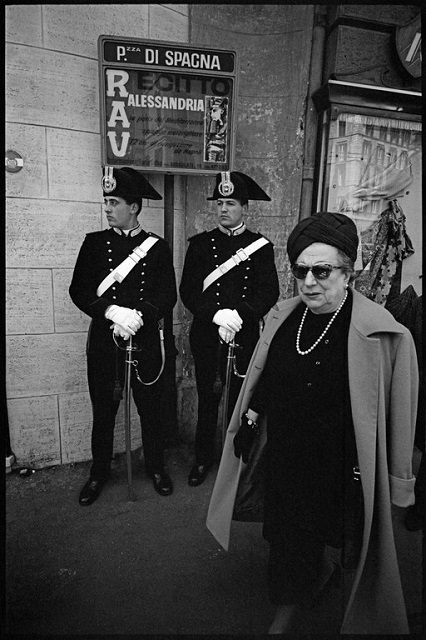 Bruno Barbey Pordenone Donna che passa davanti a due guardie