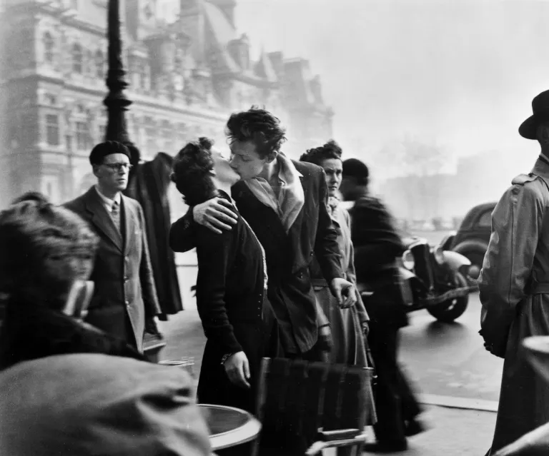 Robert Doisneau Perugia foto in bianco e nero di due giovani che si baciano per le strade di Parigi