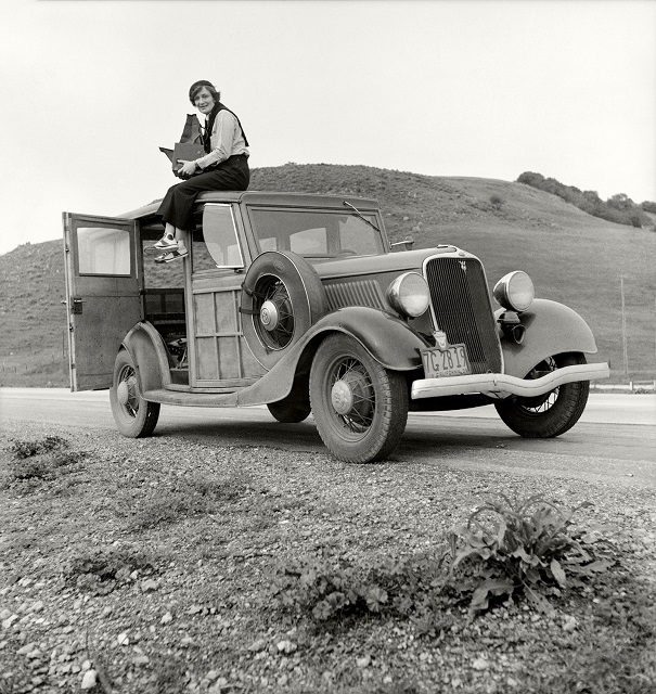 Dorothea Lange Perugia ritratto di Dorothea Lange seduta sul tetto di una macchina