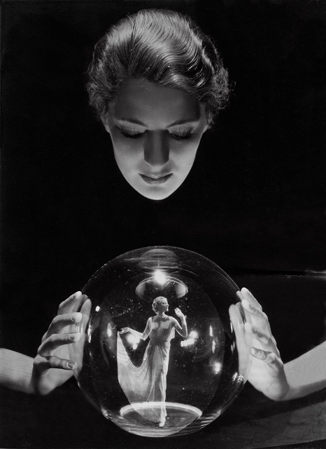 George Hoyningen-Huene Milano donna che guarda una sfera di vetro contenente una donna
