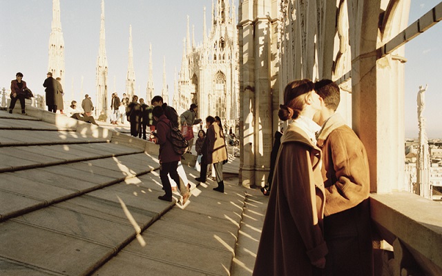 Giovanni Chiaramonte Parma foto a colori di ragazzi che si abbracciano sul tetto del Duomo di Milano