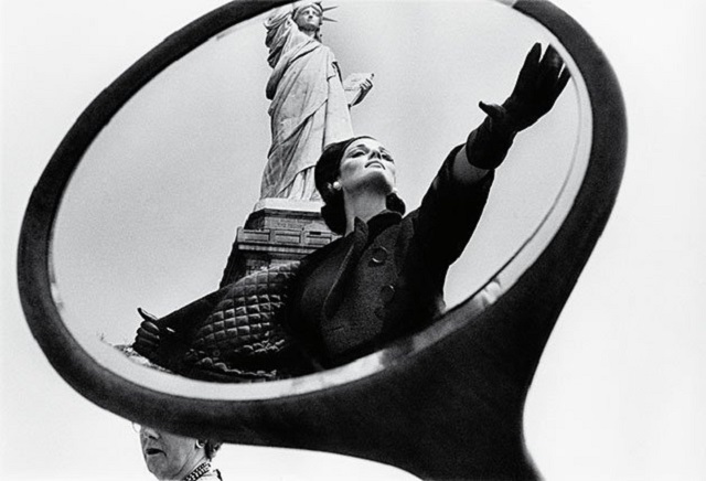 Art Kane Ferrara foto in bianco e nero di modella riflessa in specchio con dietro statua della libertà