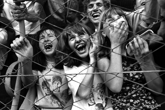 Yesterday Brescia Foto in bianco e nero di ragazze sorridenti dietro ad una rete