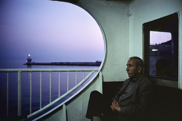 Alex Webb Verona uomo seduto in terrazzo che da sul mare