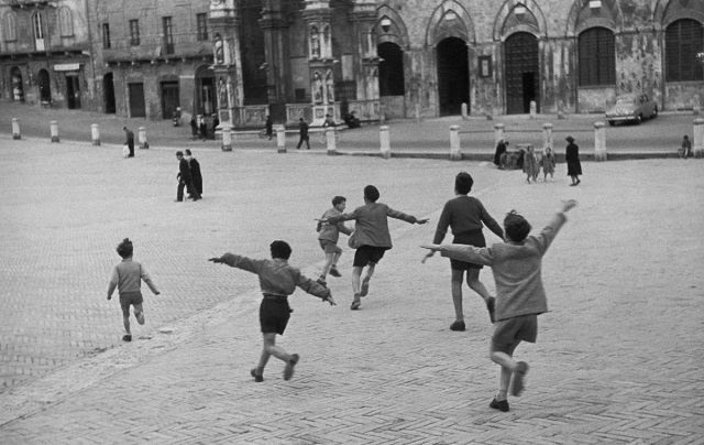 Henry Cartier-bresson Torino Bambini che corrono in una piazza