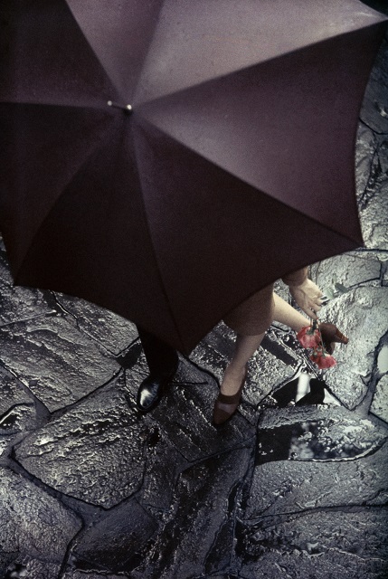 Saul Leiter Monza Uomo e donna sotto un ombrello viola scuro