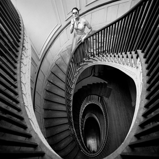 scala a chiocciola in bianco e nero con signora Rodney smith