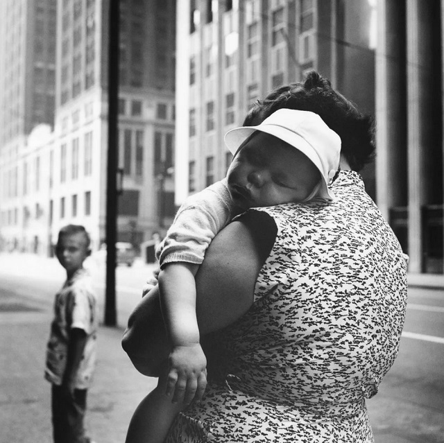 Vivian Maier Brescia 2026 Donna con bambino in braccio che dorme