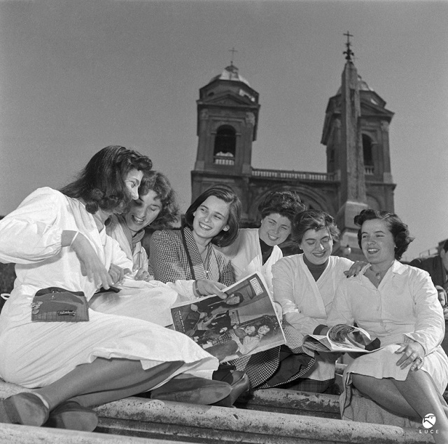 Archivio Luce Roma Lucia Bosè, sulla scalinata di Trinità de' Monti, con alcune ragazze di sartoria. Roma, fine anni ‘50