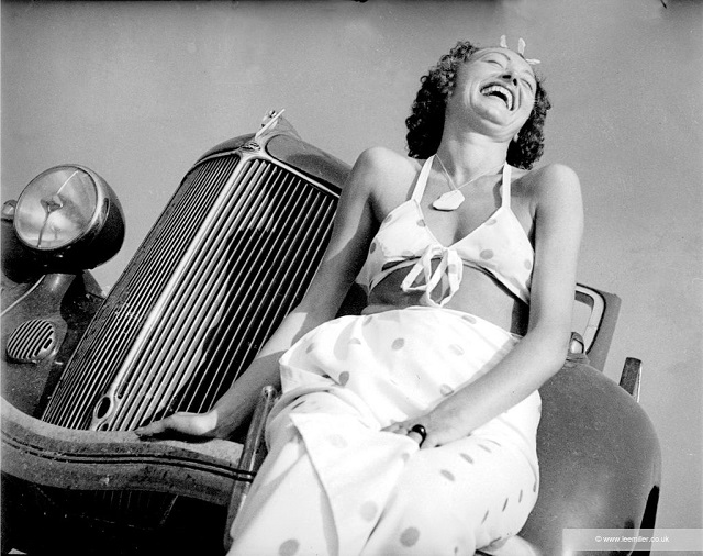 Lee Miller Forlì Nusch Éluard seduta su un’auto. Golfe Juan, Francia, 1937