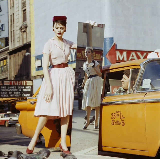 William Klein MIlano Anne e Isabella specchio e taxi a Broadway-46th-Street New York 1959.